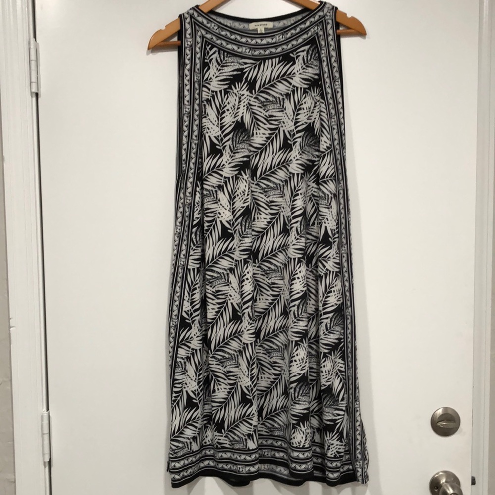 Max Studio Black and White Leaf Print Sleeveless Dress
(Bin 10) - Picture 1 of 10